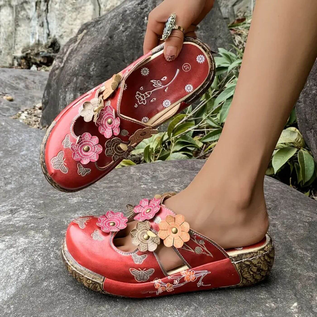 Klara™ – Vintage Rote Blütensandalen