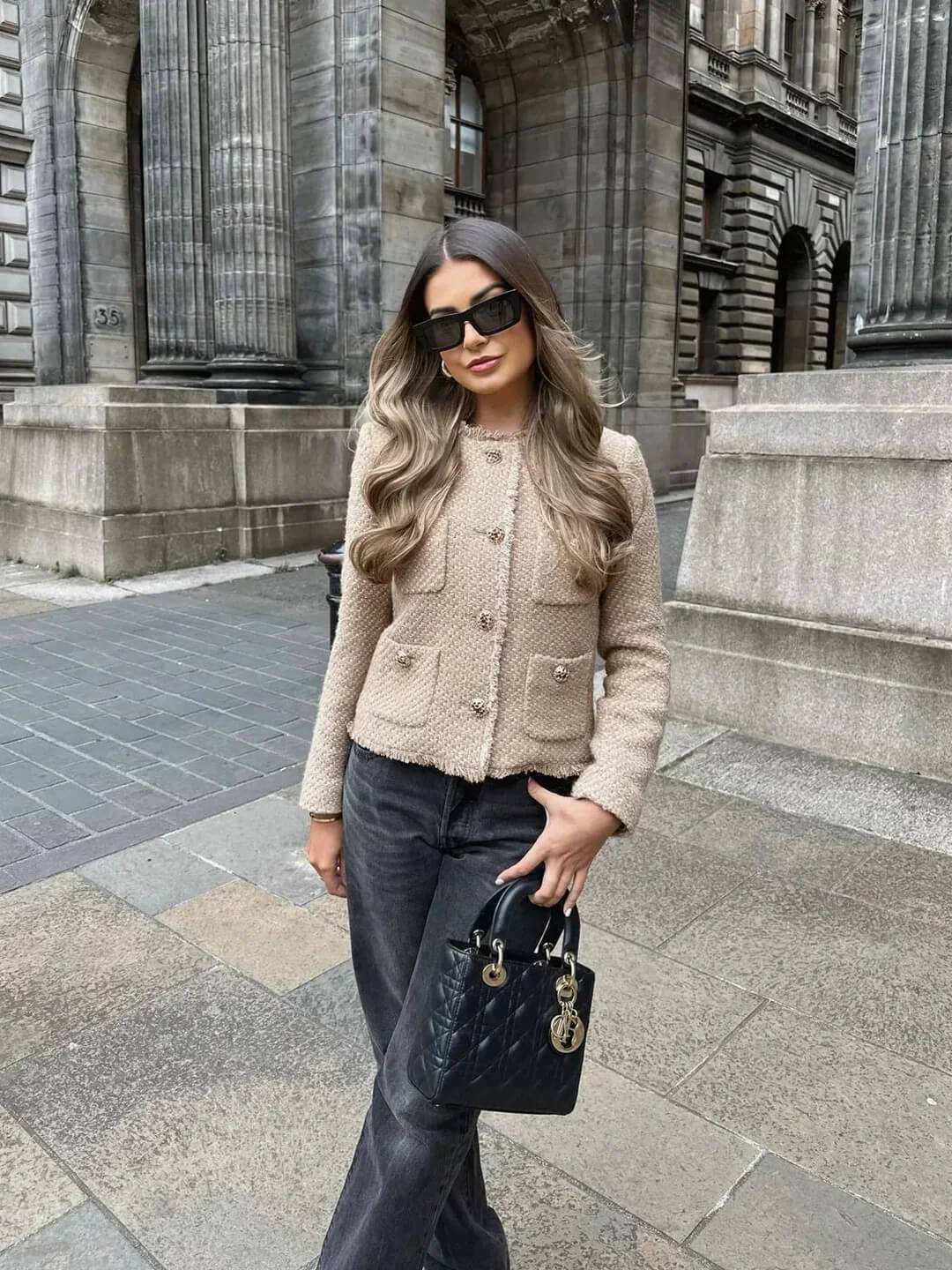 Elegante Tweedjacke in Beige, feminin, ideal für Alltag und Business