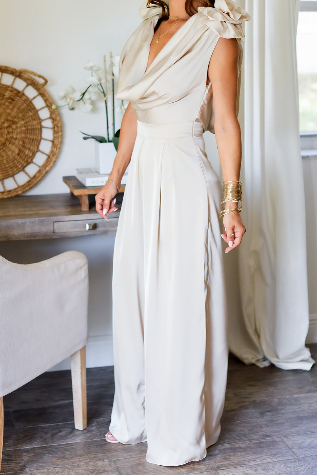 Eleganter Jumpsuit mit Wasserfallausschnitt, cremefarben