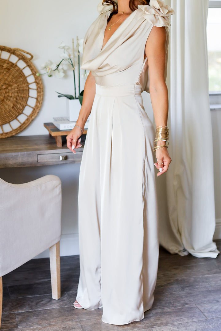 Eleganter Jumpsuit mit Wasserfallausschnitt, cremefarben